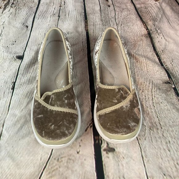 Bzees Womens Velvet Loafer Slip on Shoes - Picture 3 of 9